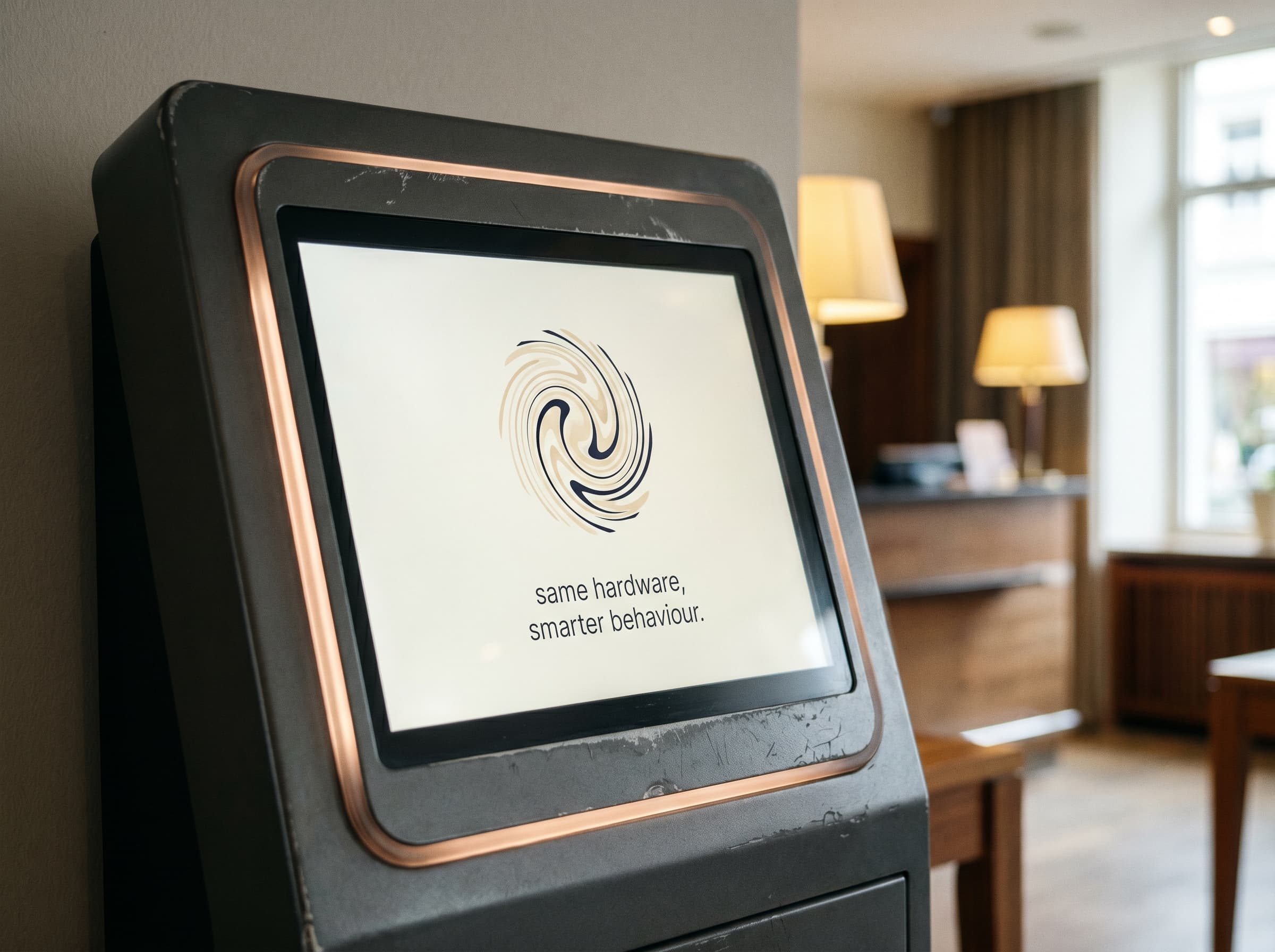 Nahaufnahme eines bestehenden Hotel-Kiosks: der mehrsprachige Avatar erscheint dezent auf dem Display — das Software-Upgrade in Aktion.