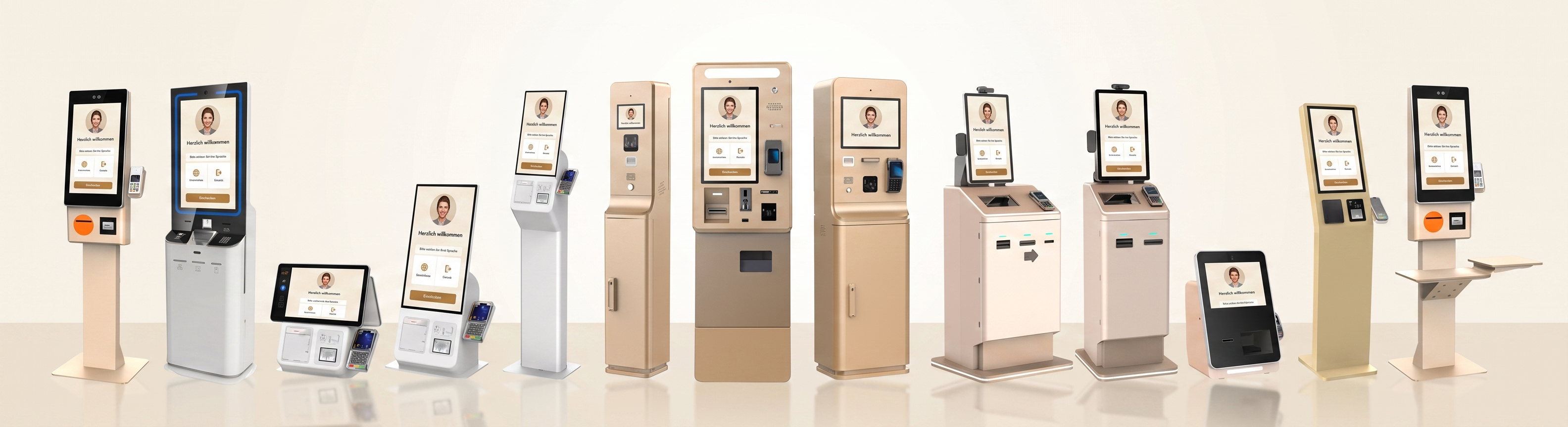 Produktfamilie sprechender Self-Service-Kiosksysteme: Stand-, Wand- und Desktop-Geräte in Weiß und Champagner vor ruhigem, hellem Studio-Hintergrund.